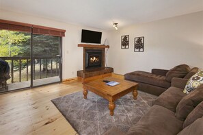 Smart TV, chimenea, reproductor de DVD y futbolito 