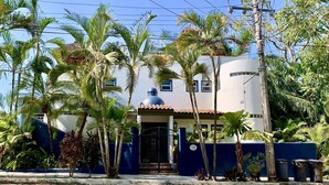 A residential building with a blue exterior, a gated entrance, and a small dome on the roof. - Villa Papaya, 2 bedrooms, specious, comfortable home, beach walkable. (San Francisco)