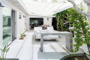 Outdoor dining - Classic Del Mar Beach Living (Del Mar)