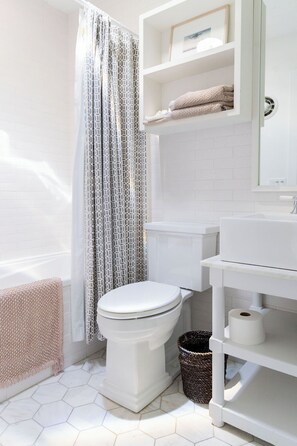 Combined shower/tub, hair dryer, towels, soap - Classic Del Mar Beach Living (Del Mar)