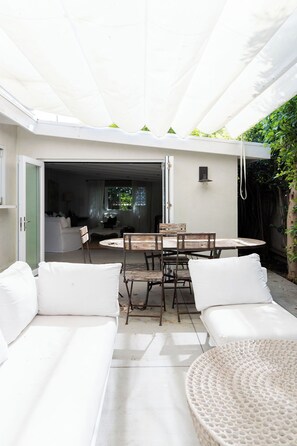 Outdoor dining - Classic Del Mar Beach Living (Del Mar)