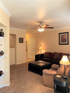 Flatskjerm-TV og DVD-spiller