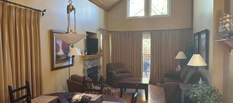 Cozy Cottage with deck & BBQ, short walk Rathtrevor Beach.