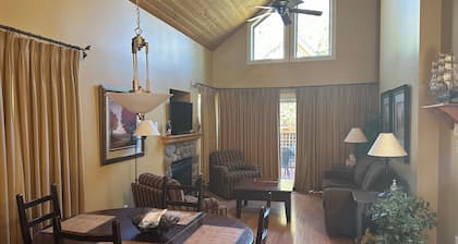 Cozy Cottage with deck & BBQ, short walk Rathtrevor Beach.