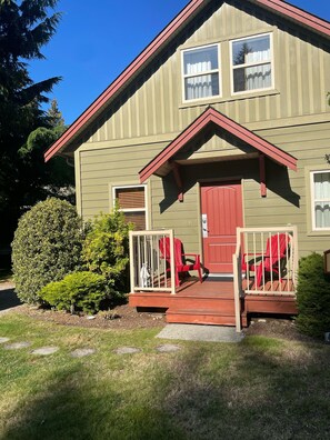 Exterior detail - Cozy Cottage with deck & BBQ, short walk Rathtrevor Beach. (Parksville)