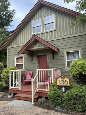 Exterior detail - Cozy Cottage with deck & BBQ, short walk Rathtrevor Beach. (Parksville)