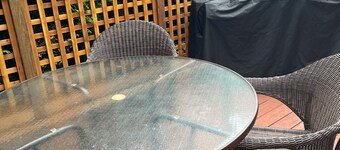 Cozy Cottage with deck & BBQ, short walk Rathtrevor Beach.