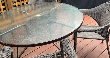 Cozy Cottage with deck & BBQ, short walk Rathtrevor Beach.