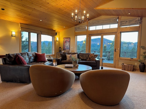 Spectacular Panoramic Sunrise and Sunset Mountain Views; EV Charger; Hot Tub