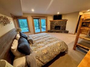 4 bedrooms, iron/ironing board, travel cot, free WiFi - Spectacular Panoramic Sunrise and Sunset Mountain Views; EV Charger; Hot Tub (Truckee)