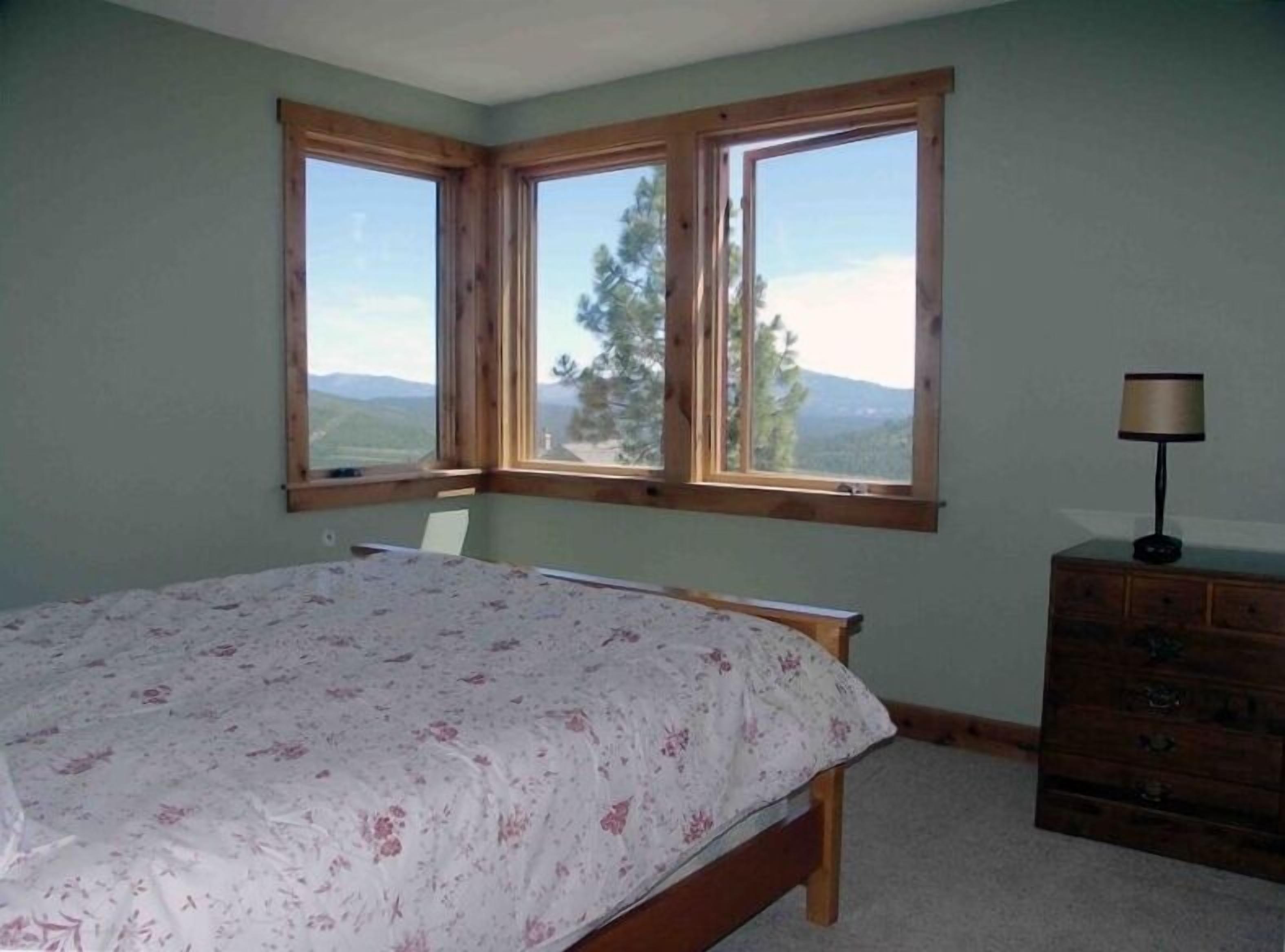 Bedroom with Queen bed