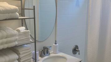 Combined shower/tub, hair dryer, towels
