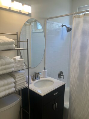 Combined shower/bathtub, hair dryer, towels