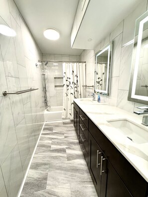 Bañera con ducha, secador de pelo, jabón