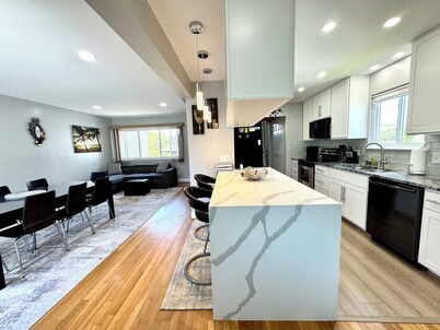 Fantastic Oceanside house -Short walk to the Beach - NEWLY REMODELED