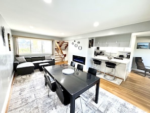 Interior - Fantastic Oceanside house -Short walk to the Beach - NEWLY REMODELED (Virginia Beach)
