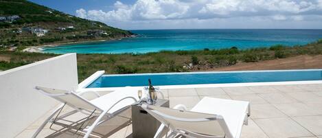 Una piscina al aire libre, una piscina climatizada