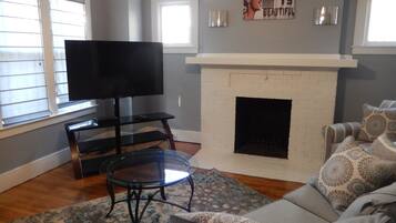 Smart TV, chimenea, reproductor de DVD y oficina