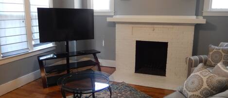 Smart-TV, Kamin, DVD-Player, Arbeitsbereiche