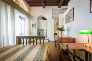 6 habitaciones, escritorio, tabla de planchar con plancha y wifi gratis