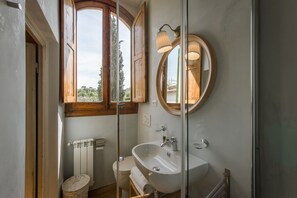Ensemble douche/baignoire, sèche-cheveux, serviettes fournies, savon