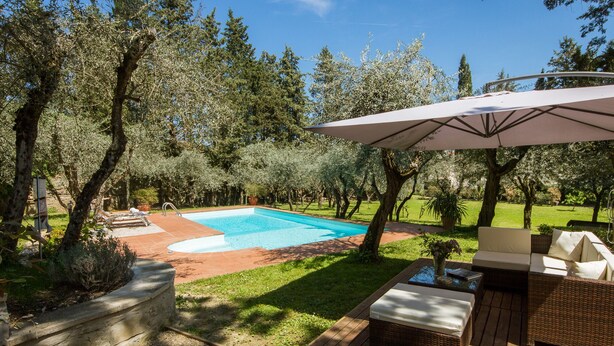 A backyard with a swimming pool, outdoor furniture, and a pergola. - Beautiful Villa, in Florence, shared pool, 12 guests, wifi, parking (Firenze)