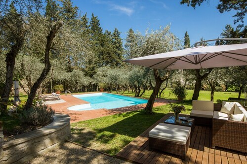 Beautiful Villa, in Florence, shared pool, 12 guests, wifi, parking
