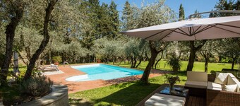 Beautiful Villa, in Florence, shared pool, 12 guests, wifi, parking