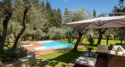 Beautiful Villa, in Florence, shared pool, 12 guests, wifi, parking