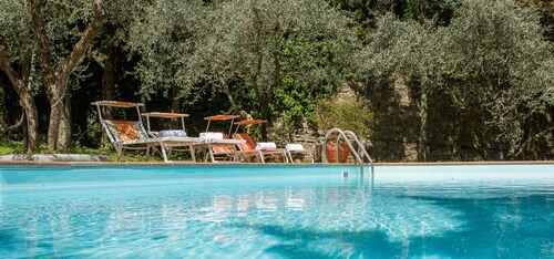 Beautiful Villa, in Florence, shared pool, 12 guests, wifi, parking