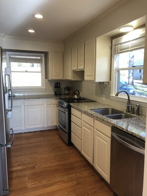 Fridge, microwave, oven, stovetop - Great Multi-Family Getaway!! Waterfront - 5 BR's (Mooresville)