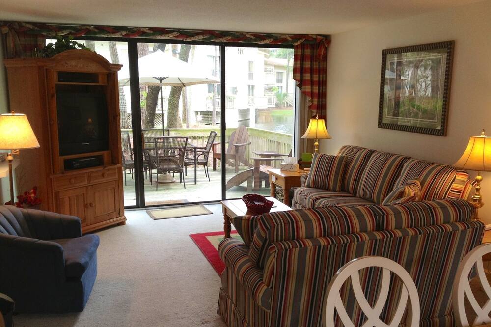 3 BR. Beautiful, Across from Beach, WIFI, Comfortable and Secure