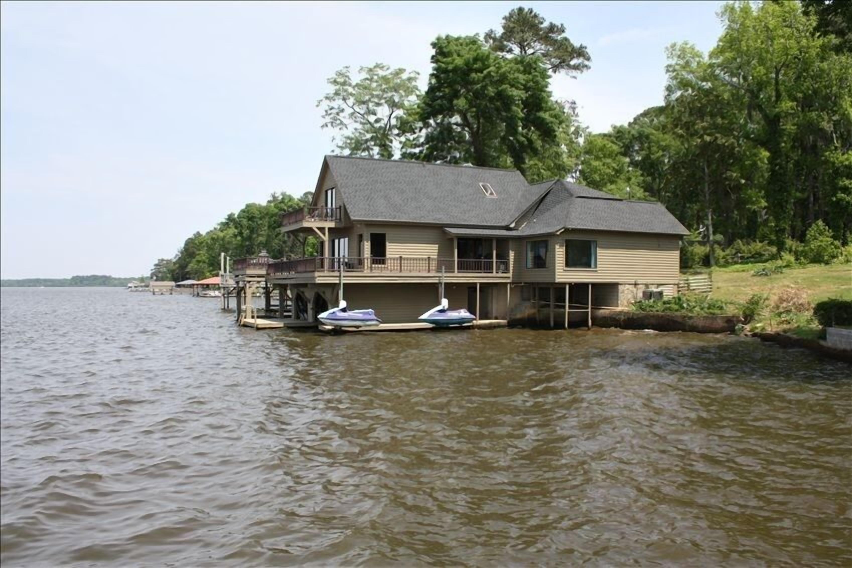Lake Blackshear's 'Landmark Lodge' Year-Round Rental
