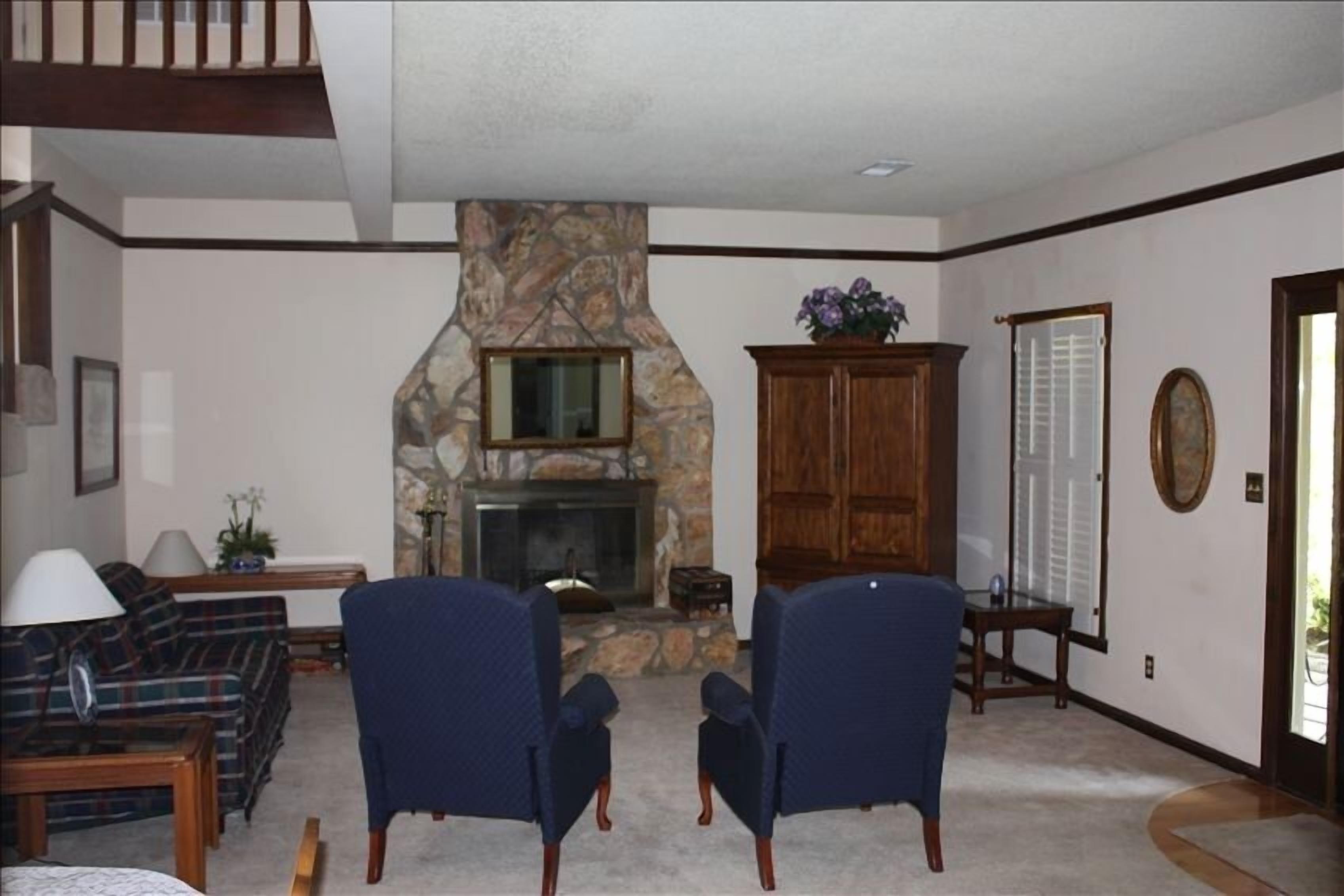 Lake Blackshear's 'Landmark Lodge' Year-Round Rental