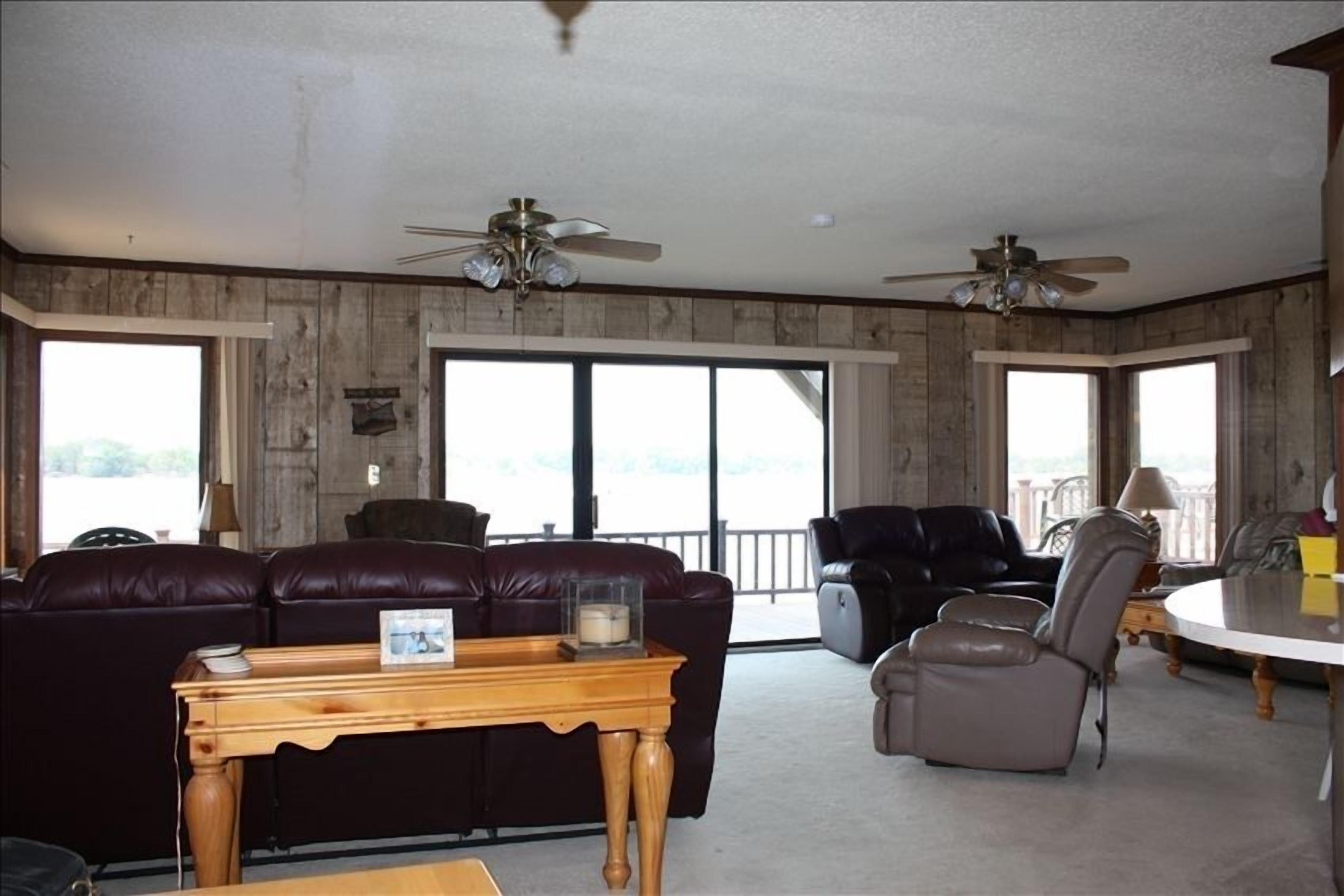 Lake Blackshear's 'Landmark Lodge' Year-Round Rental