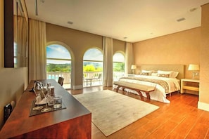 Minibar, in-room safe, desk, laptop workspace - Blue Tree Daj Resort & Marina (Ribeirao Claro)