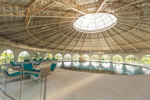 Piscine couverte, piscine extérieure, parasols de plage, chaises longues