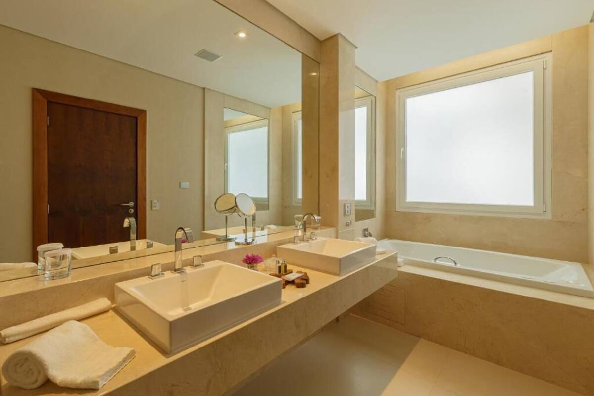golden lux casal | bathroom | hair dryer, bathrobes, slippers, towels
