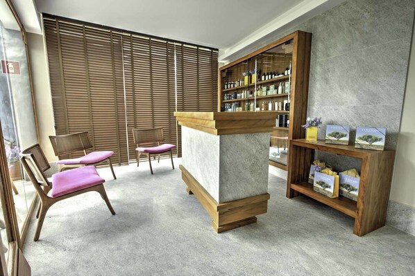 A room with a wooden desk, two chairs with pink cushions, a bookshelf with various items, and a large window with blinds. - Blue Tree Daj Resort & Marina (Ribeirao Claro)