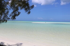 Plage, chaises longues, serviettes de plage