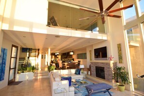 Smart TV, fireplace, video games, DVD player - 5br + a den, 6.5ba Stunning Oceanfront Home W/ Rooftop Spa & Dual Master Suites (Oceanside)