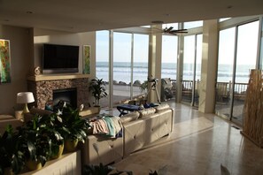 Smart TV, fireplace, video games, DVD player - 5br + a den, 6.5ba Stunning Oceanfront Home W/ Rooftop Spa & Dual Master Suites (Oceanside)