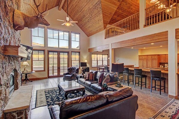 Smart TV, fireplace, DVD player, books - Massive Views, Affordable Luxury And Only 3 Miles To Main Street And Skiing (Breckenridge)