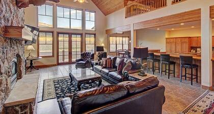Massive Views, Affordable Luxury And Only 3 Miles To Main Street And Skiing