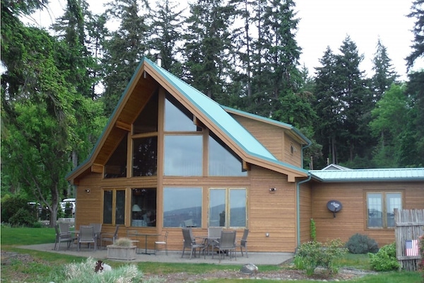 The "prow" of this house points to the Sea.
