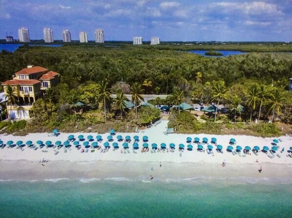 Beach nearby - LARGE 3RD. FLOOR CORNER UNIT W/GOLF COURSE VIEWS FROM SPACIOUS WRAP AROUND LANAI (Bonita Springs)