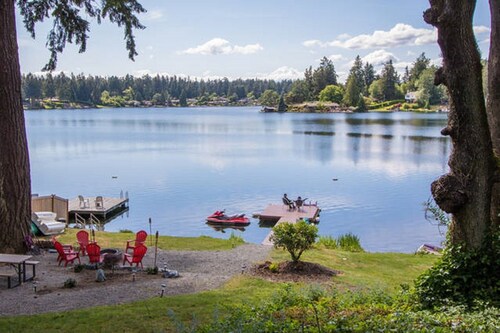 Lakefront 2 bedroom retreat