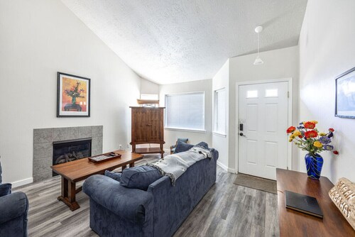 Pelican Landing- Close to beach-public path nearby