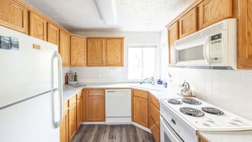 Full-sized fridge, microwave, oven, stovetop