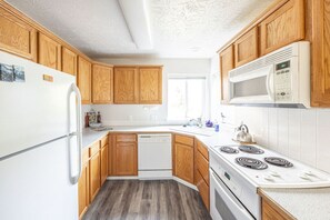 Full-size fridge, microwave, oven, stovetop